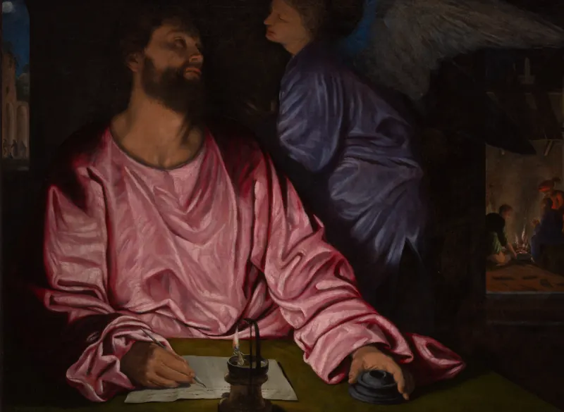 Der Evangelist Matthäus schreibt nachts bei Lampenlicht, hinter ihm erscheint ein Engel in blauem Gewand
